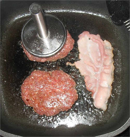 Der Elvis-Burger brät in der Pfanne Der Elvis-Burger brät in der Pfanne