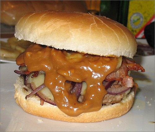 Der Elvis Burger mit Banane und Erdnussbutter von vorn Der Elvis Burger mit Banane und Erdnussbutter von vorn