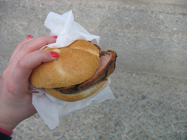 Zuerst eine Leberkässemmel Zuerst eine Leberkässemmel