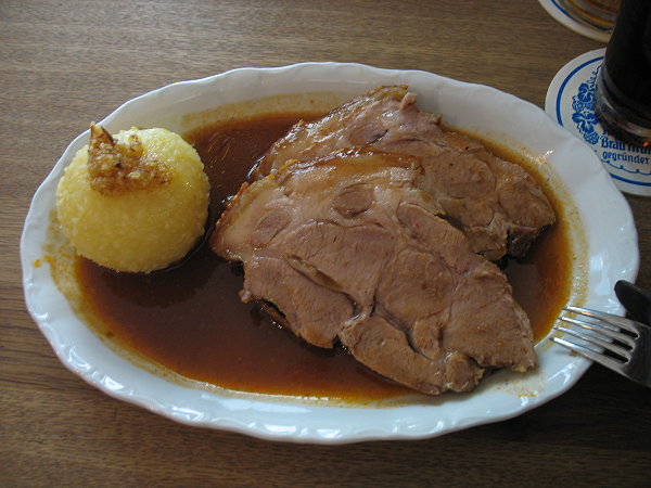 Schweinebraten mit Kloß und viel Soß Schweinebraten mit Kloß und viel Soß