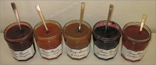 Bonne Maman Konfitpren in einer Reihe Bonne Maman Konfitpren in einer Reihe