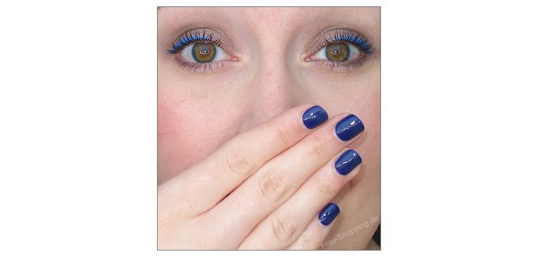 Manhattan Underwater Love Nagellack und blauer Eyeliner Manhattan Underwater Love Nagellack und blauer Eyeliner