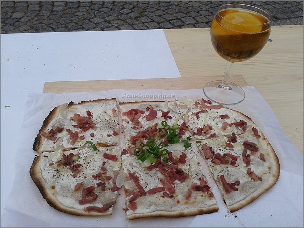 Frischer Flammkuchen und ein Glas Cidre Frischer Flammkuchen und ein Glas Cidre