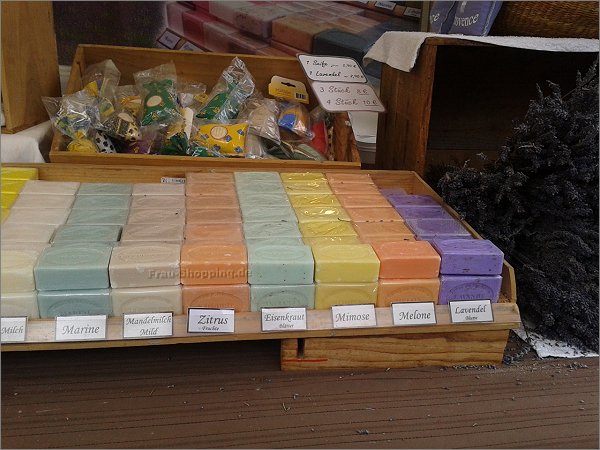 Honig, Seife, Lavendel und mehr auf dem französischen Gourmetmarkt Honig, Seife, Lavendel und mehr auf dem französischen Gourmetmarkt